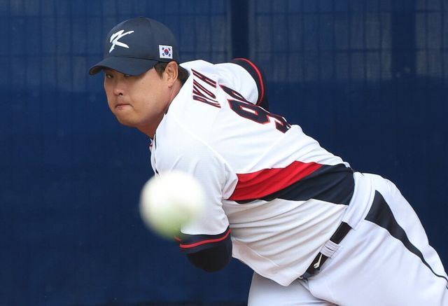 류현진이 불펜 피칭하고 있다. /연합뉴스