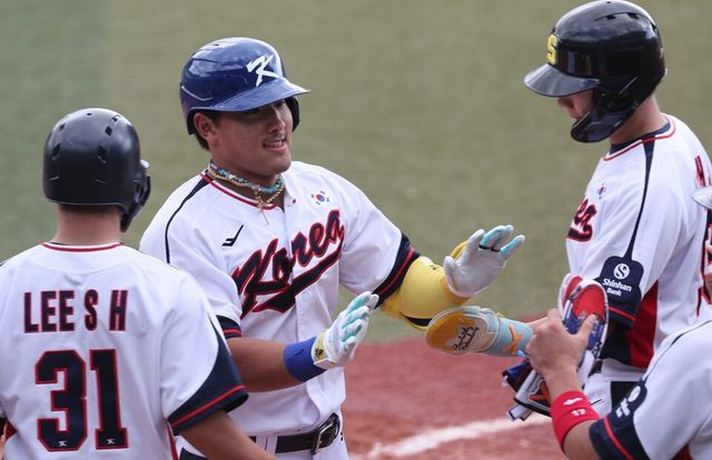 안현민(가운데)이 26일 삼성과 연습 경기에서 만루 홈런을 친 후 동료들의 축하를 받고 있다. /연합뉴스