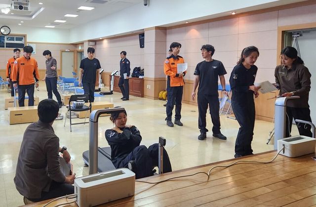 대구소방안전본부 소속 소방공무원들이 체력을 측정하고 있다. /국민체육진흥공단 제공