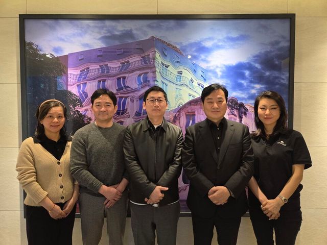 한국디지털자산평가인증과 두바이 거점 가상자산 투자사 원모어그룹 관계자들이 26일 서울에서 ‘K-콘텐츠 RWA(실물자산 토큰화)’ 협력 방안을 논의한 뒤 기념촬영을 하고 있다. / 한국디지털자산평가인증