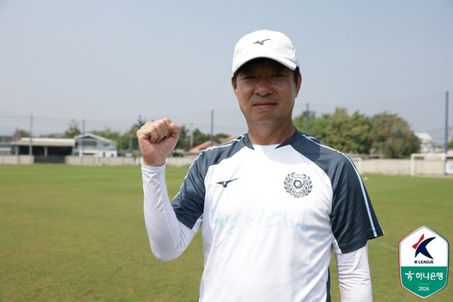 김병수 감독이 태국 전지훈련 도중 촬영에 응하고 있다. /한국프로축구연맹 제공
