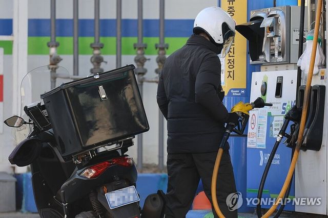 28일 한국석유공사 유가정보시스템 오피넷에 따르면 2월 넷째 주(22~26일) 전국 주유소 휘발유 평균 판매가는 1691.3원으로 집계됐다. 지난주 보다 리터당 3.0원 오른 수치다. / 연합뉴스 제공