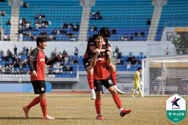 이래준(가운데)이 개막전 선제골을 넣은 후 세리머니하고 있다. /한국프로축구연맹 제공