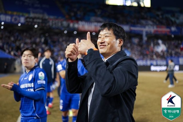 이정효 감독이 개막전 승리 후 팬들을 향해 엄지를 치켜들고 있다. /한국프로축구연맹 제공
