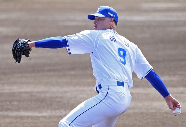 매닝이 지난달 24일 일본 오키나와 전지훈련 도중 한화와 연습 경기에 등판해 투구하고 있다. /삼성 라이온즈 제공
