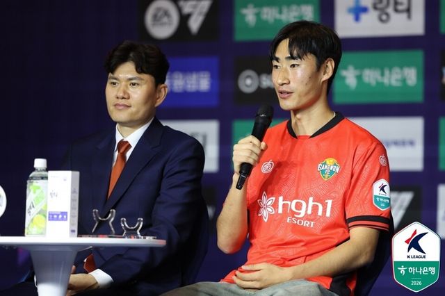 정경호(왼쪽) 감독과 서민우가 K리그1 개막 미디어데이에 참석하고 있다. /한국프로축구연맹 제공