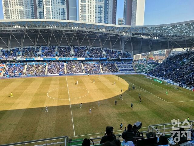 파란색 유니폼의 인천 선수단과 흰색 유니폼의 서울 선수단이 전반 초반 주심의 부상으로 경기가 중단되자 가볍게 몸을 풀고 있다. /신희재 기자