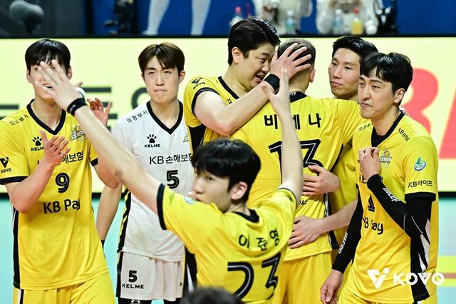 KB손해보험 선수단이 우리카드전 승리 후 기뻐하고 있다. /한국배구연맹 제공
