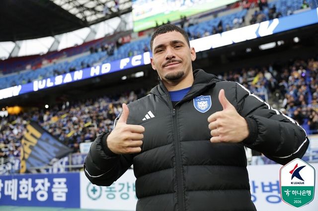 야고가 개막전을 마친 후 기념 촬영하고 있다. /한국프로축구연맹 제공