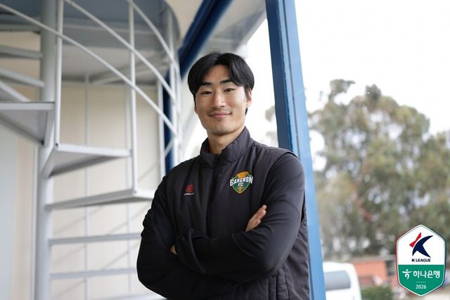 서민우가 튀르키예 전지훈련 도중 촬영에 응하고 있다. /한국프로축구연맹 제공