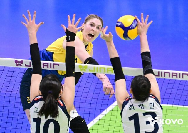 카리가 블로커 2명을 앞에 두고 공격을 시도하고 있다. /한국배구연맹 제공