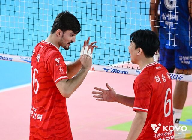 무사웰(왼쪽)과 하승우. /한국배구연맹 제공