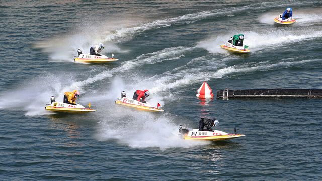 미사경정장에서 선수들이 턴마크를 돌며 경합을 벌이고 있다. /경륜경정총괄본부 제공