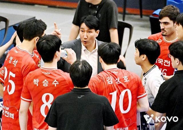 권영민 한국전력 감독이 선수들에게 작전을 지시하고 있다. /한국배구연맹 제공