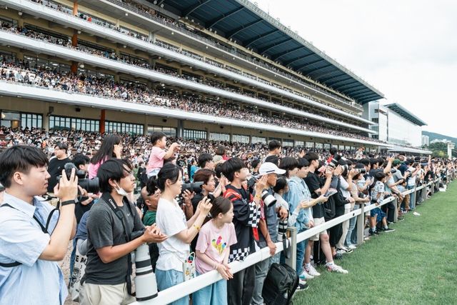 과천경마장을 찾은 시민들이 경마를 즐기고 있다. /서울마주협회 제공