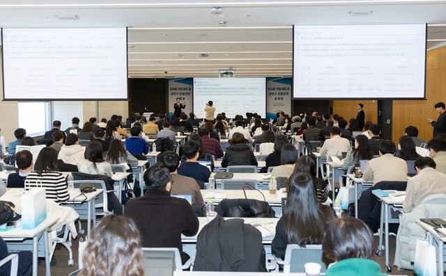 한국무역협회는 3일 서울 강남구 트레이드타워에서 법무·관세법인 대륙아주와 공동으로 ‘수출입 기업을 위한 외국환 거래 제도 및 환율 전망 설명회’를 개최했다./무역협회