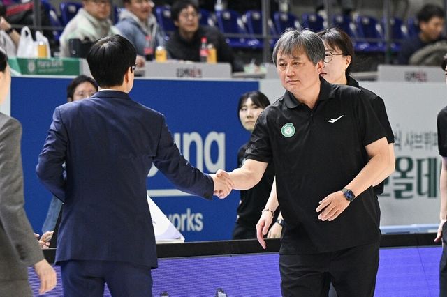 이상범 하나은행 감독이 악수하고 있다. /WKBL 제공