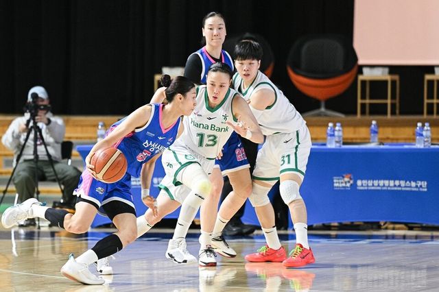 이해란(왼쪽)이 김정은을 앞에 두고 돌파를 시도하고 있다. /WKBL 제공