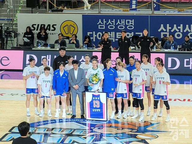 김정은(가운데)이 삼성생명 선수단과 기념 촬영하고 있다. /신희재 기자