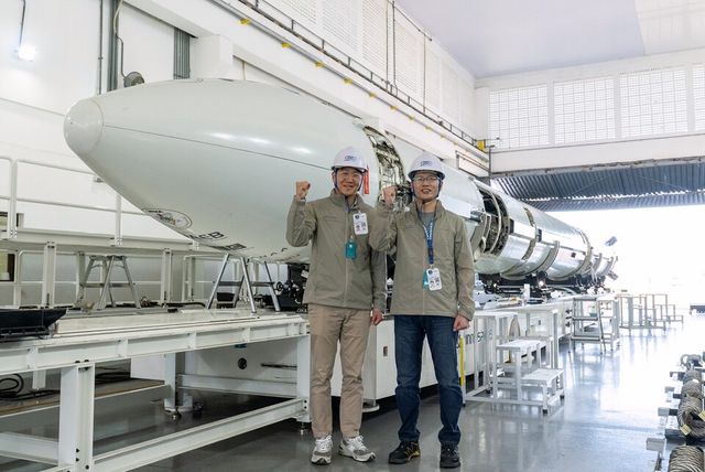 코오롱스페이스웍스 안상현 대표(왼쪽)가 작년 11월 브라질 알칸타라 우주센터를 찾아 이노스페이스 김수종 대표(오른쪽)와 ‘한빛-나노’ 발사체 앞에서 기념사진을 촬영하고 있다./코오롱스페이스웍스