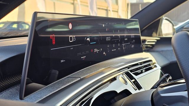 푸조 올 뉴 5008 스마트 하이브리드 GT의 '파노라막 아이-콕핏'./곽호준 기자