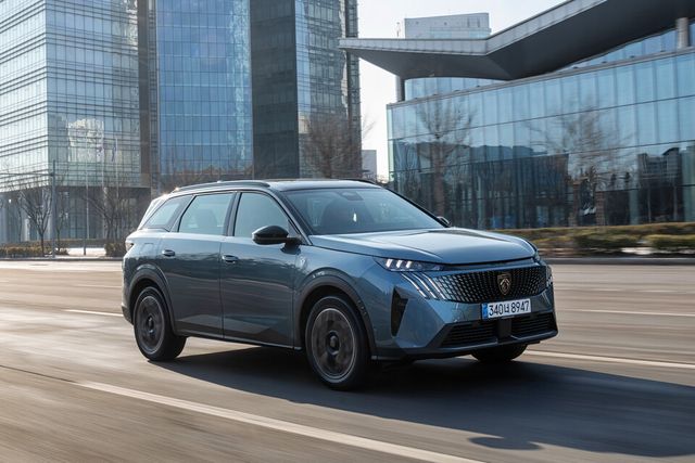 푸조 '올 뉴 5008 스마트 하이브리드'의 주행 모습./스텔란티스코리아