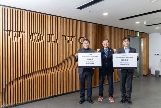 (왼쪽부터) 김태길 볼보자동차 서초 서비스센터 지점장, 여훈동 코오롱오토모티브 본부장, 김성준 볼보자동차 송파 서비스센터 지점장이 기념 촬영을 하고 있다.