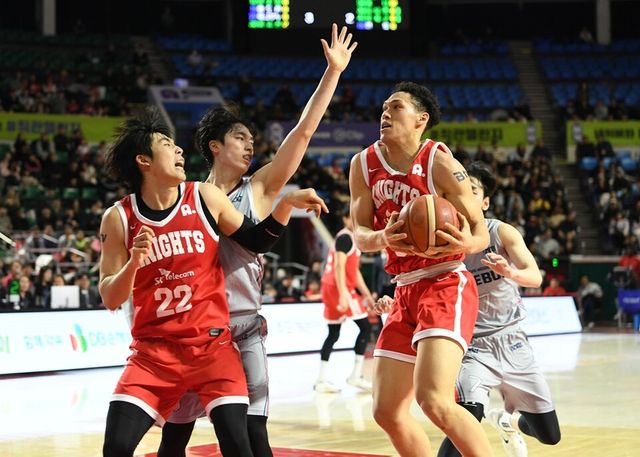 오재현(왼쪽부터), 박무빈, 다니엘이 경합하고 있다. /KBL 제공