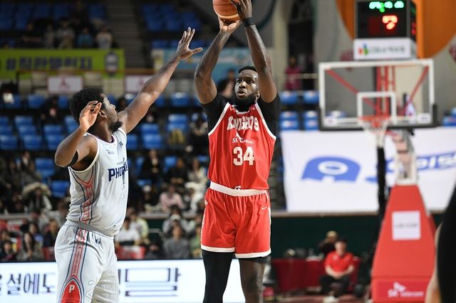 워니가 슈팅을 시도하고 있다. /KBL 제공