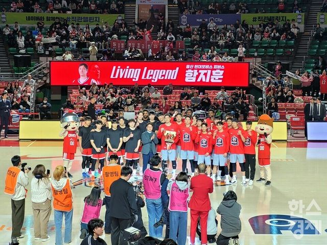 함지훈(가운데)이 SK, 현대모비스 선수단과 기념 촬영하고 있다. /신희재 기자