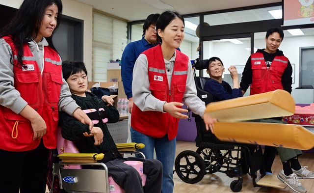 LG전자 '라이프스굿 봉사단' 인원들이 설 연휴를 앞둔 지난 5일 염리장애인주간보호센터를 찾아 이용 장애인들과 함께&nbsp;윷놀이를 하며 즐거운 시간을 보냈다./LG전자 