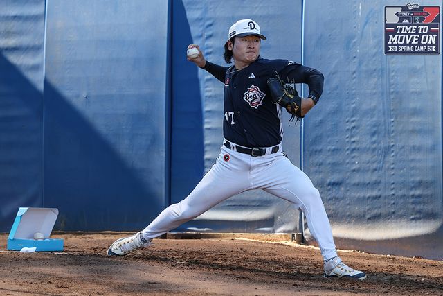곽빈이 시드니 전지훈련 도중 불펜 피칭에 나서고 있다. /두산 베어스 제공