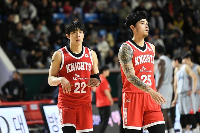 오재현(왼쪽)과 톨렌티노. /KBL 제공