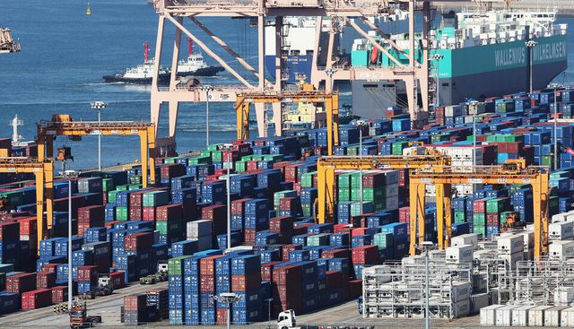 경기도 평택항에 컨테이너가 쌓여있는 모습./연합뉴스&nbsp;