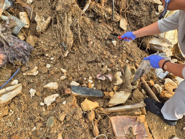 고양창릉 3기 신도시 개발사업 현장에서 환경단체가 시료채취를 하고 있다. /사진=환경단체 제공