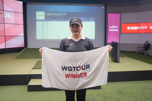 지난 8일 대전 골프존조이마루에서 열린 ‘2026 롯데렌터카 WGTOUR’ 2차 대회 우승자 홍현지가 위너 타월을 들고 기념사진을 촬영하고 있다. /골프존 제공