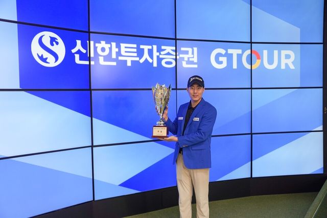 지난 7일 대전 골프존조이마루에서 열린 ‘2026 신한투자증권 GTOUR’ 2차 대회 우승자 장정우가 우승트로피를 들고 기념사진을 촬영하고 있다. /골프존 제공