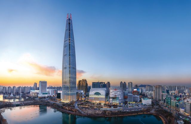 구조설계 전문회사인 레라(LERA)에서 구조설계를 맡고,롯데건설에서 시공한 롯데월드타워./롯데건설