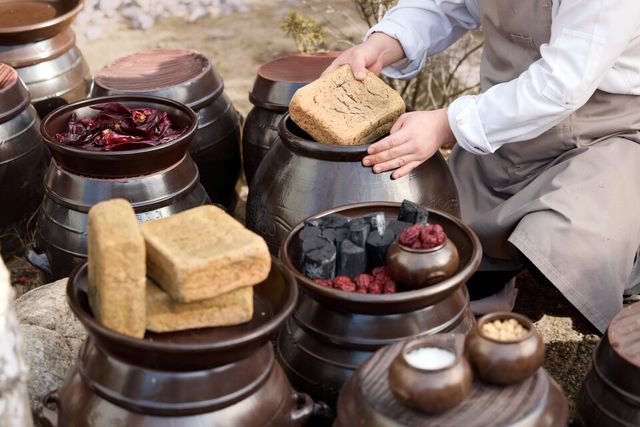 장 담그는 모습. /HDC리조트 제공