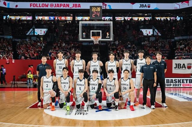 마줄스 감독(윗줄 맨 왼쪽) 등 한국 농구 대표팀 단체 촬영 모습. /FIBA 제공