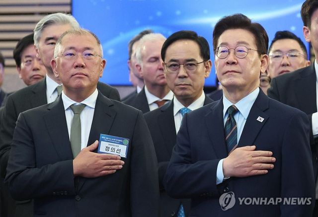 이재명 대통령과 정의선 현대차그룹 회장(왼쪽)이 27일 전북 군산새만금컨벤션센터에서 열린 새만금 로봇·수소·AI 시티 투자협약식에서 국민의례를 하고 있다./연합뉴스