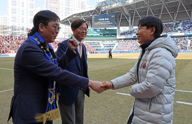 최휘영(왼쪽) 장관이 김기동 서울 감독과 악수하고 있다. /문화체육관광부 제공
