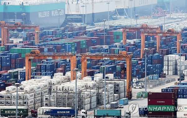 한국은행이 10일 발표한 '2025년 4분기 및 연간 국민 소득(잠정)'에 따르면 지난해 4분기 실질 GDP 잠정치는 전기 대비 0.2% 감소했다. /연합뉴스