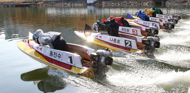 미사경정장에서 선수들이 계류장을 출발하고 있다. /경정경륜총괄본부 제공