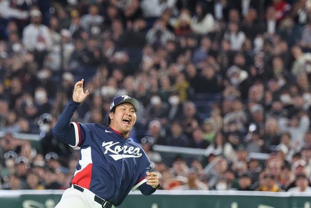 문보경이 마지막 아웃카운트를 잡아낸 후 기뻐하고 있다. /연합뉴스