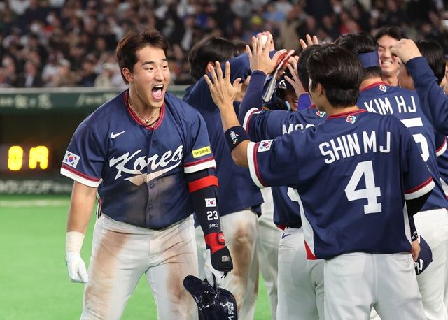 안현민이 9회 희생플라이를 기록한 후 기뻐하고 있다. /연합뉴스