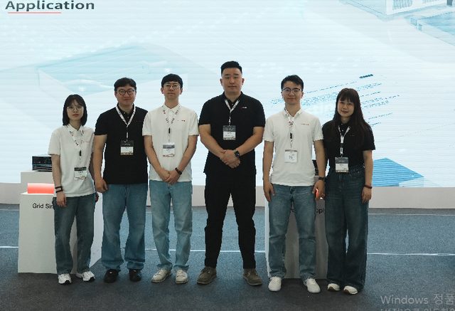 배터리 시험장비 전문기업 RED 직원들이 '인터배터리 2026'에 참가해 기념사진을 촬영하고 있다. / RED 제공