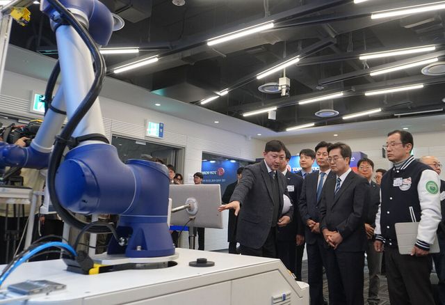 브릴스가 지난 10일 경기도 피지컬 AI 비전 선포식에서 ‘인공지능(AI) 안전 관제 팔레타이징 솔루션’을 선보였다. 김동연 경기지사(오른쪽 두 번째)가 브릴스 부스에서 솔루션에 대한 설명을 듣고 있다./브릴스