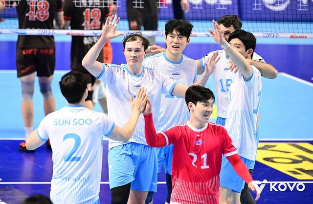 대한항공 선수단이 하이파이브하고 있다. /한국배구연맹 제공