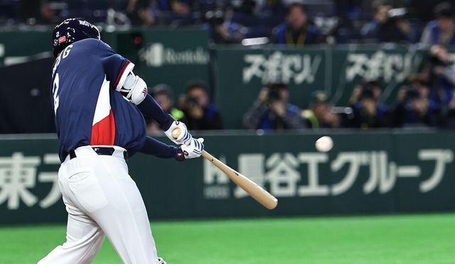 문보경이 웰스의 공을 받아 쳐 홈런으로 연결하고 있다. /연합뉴스